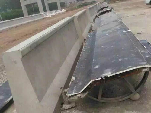 高速公路防撞墙钢亚新(中国).jpg